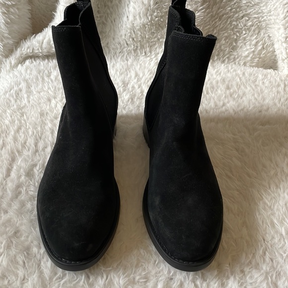 La Canadienne suede chelsea booties black basic minimalist - Picture 3 of 11